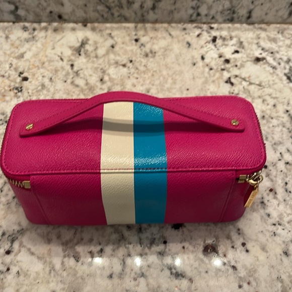 Tory Burch Leather Case 3x8x3” For Travel&On The Go Inside Pocket w/Tear See Pic - Picture 2 of 8